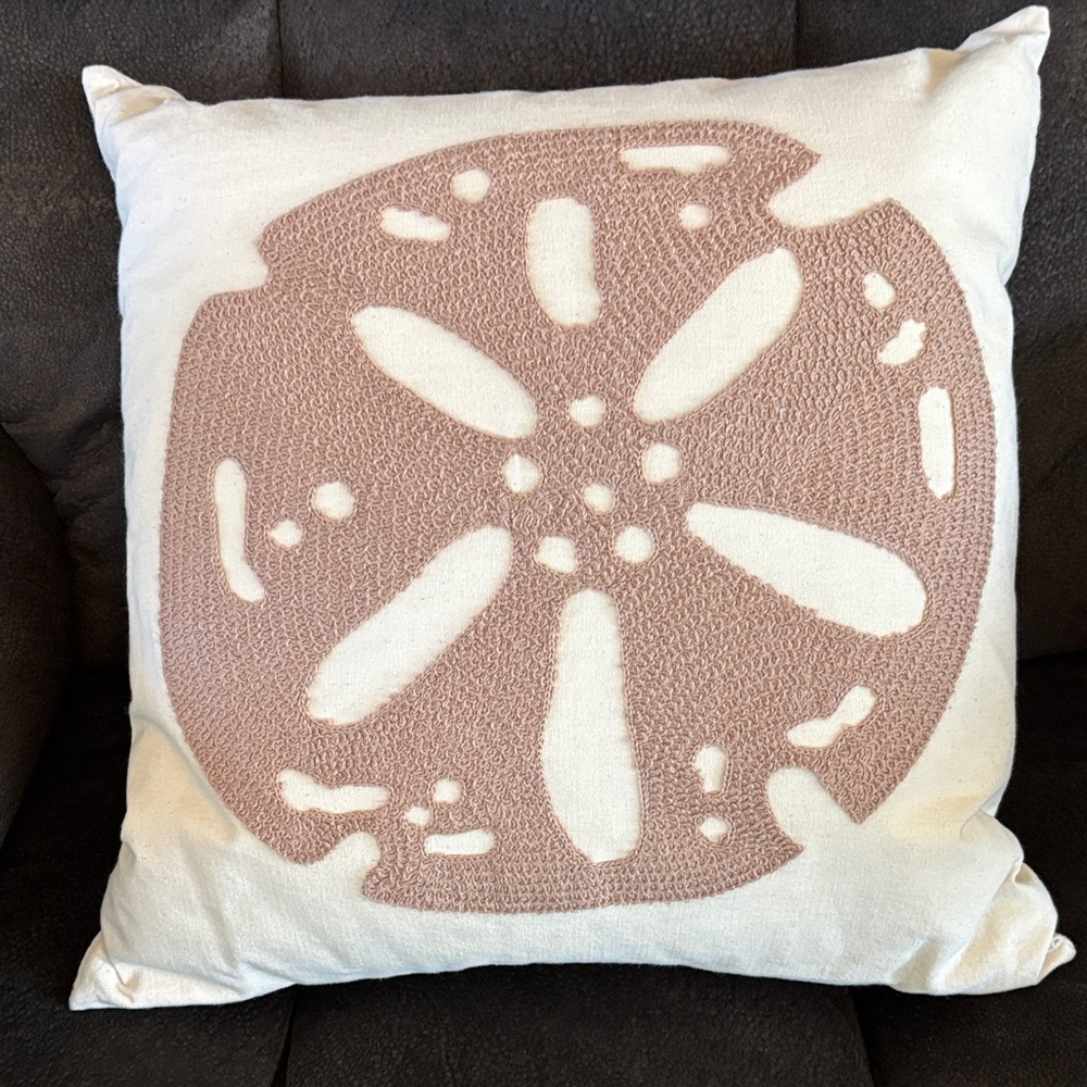 Pier 1 ☀️ Sand dollar Pillow